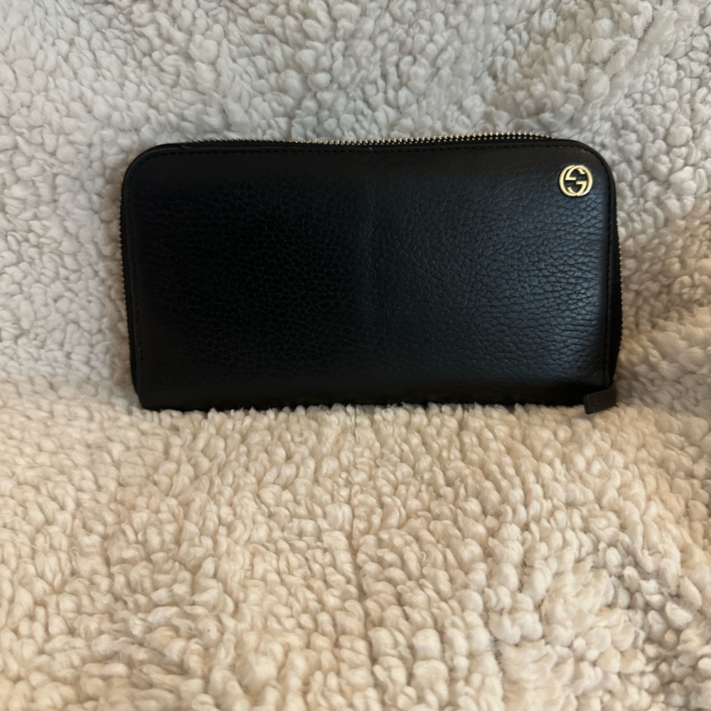 Gucci Black Leather Wallet
Full size zip around
💯 AUTHENTIC WITH COA